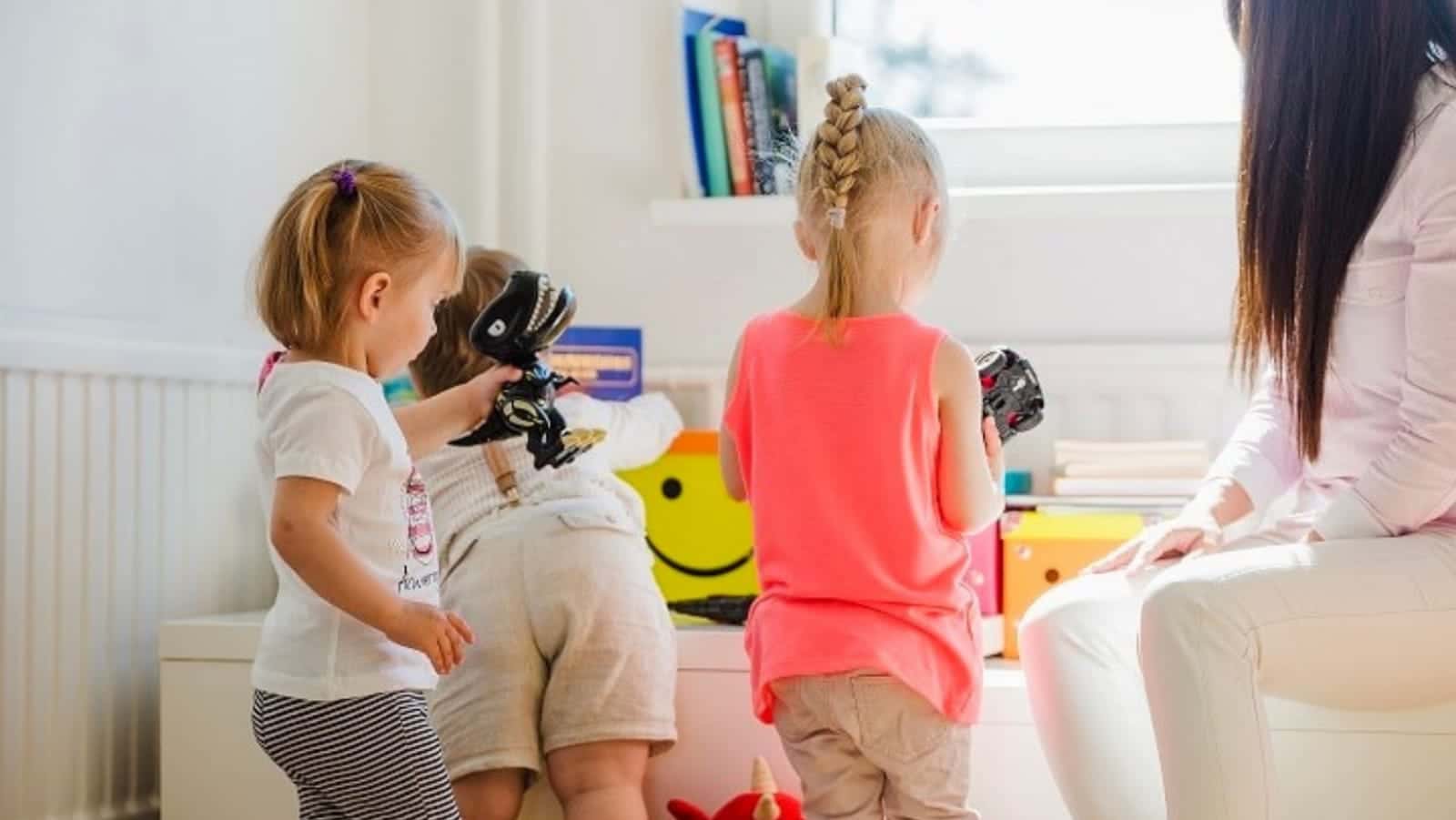 خدمات توريد مربيات اطفال او بيبي سيتر من شركة رويال سيرفيس