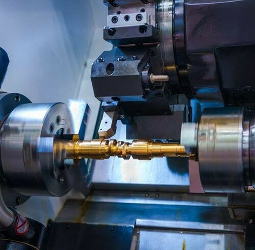 تقديم خدمات الخراطة العامة والدقيقة و CNC